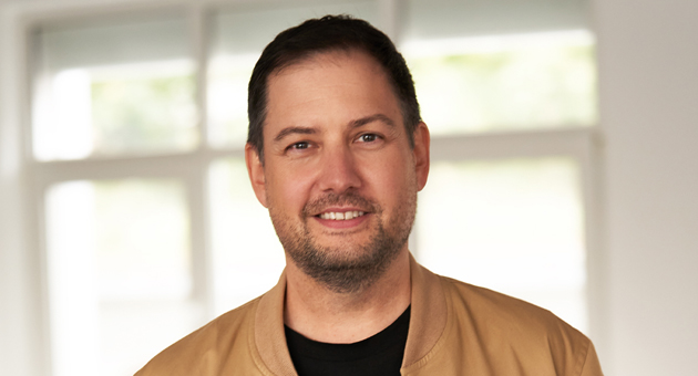 Marketing & KI: Veränderung ist jetzt - Mirco Wüstholz ist Co-Gründer und Managing Director der Stuttgarter Markenagentur VHUG. Mit seinem Team hat er sich bereits Mitte 2022 mit Midjourney und Dall-e auseinandergesetzt. Er ist überzeugt: beim Thema KI gilt es nun schnell zu sein, um mit der Veränderung Schritt halten zu können - Foto: VHUG