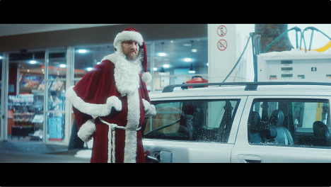 Wynken Blynken & Nod machen für myToys Weihnachten zum Tag der Arbeit - Auch der Weihnachtsmann muss tanken - so zu sehen im neuen TV-Spot von Wynken Blynken & Nod für mytoys (Foto: mytoys)