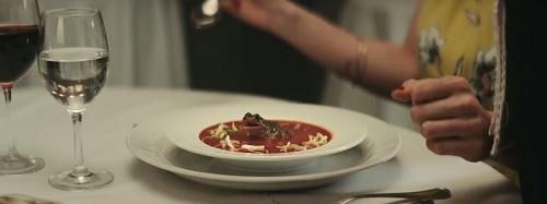Yelp wagt mit GGH MullenLowe erstmals den Schritt ins TV - Der Yelp-Clip zeigt ein Restaurant-Erlebnis in der Rückblende (Foto: Screenshot YouTube)