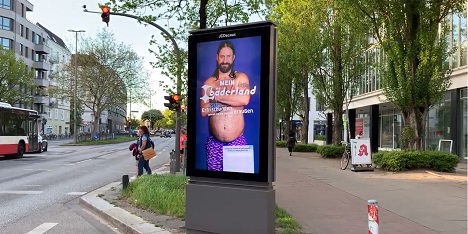 BBS startet Testimonial-Kampagne für Hamburger Schwimmbäder - Screenshot aus dem Video des Digitalen City-Light-Posters (Credit: BBS Werbeagentur)