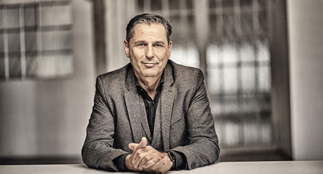 Wechsel an der Volvo-Spitze - Klaus Zellmer, derzeit Vorstandsvorsitzender von Škoda Auto, wechselt spätestens zum 1. Oktober 2027 an die Spitze von Volvo Cars. Der Manager bringt mehr als drei Jahrzehnte Branchenerfahrung aus Volkswagen, Porsche und Škoda mit und soll den schwedischen Hersteller durch die nächste Transformationsphase führen – Quelle: Volvo