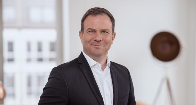 “The Power of Traditional News” - Christian Zimmer, Managing Director Teads Deutschland, betont die gesellschaftliche Verantwortung die Unternehmen übernehmen, wenn sie Werbung im Umfeld seriöser Nachrichteninhalte platzieren – Foto: Teads