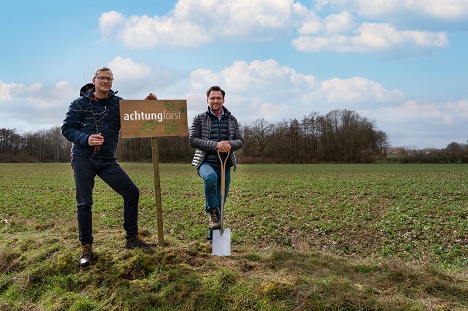 achtung! forstet auf - achtung!-Gründer und CEO Mirko Kaminski und CFO Thorsten Beckmann wollen auf dieser Fläche einen Mischwald pflanzen - Foto: achtung!