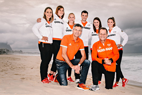 Olympia: Adidas und DOSB verlängern bis 2024 - v.l. (vorn) Herbert Hainer, Vorstandschef der adidas Gruppe, und Alfons Hörmann, DOSB-Präsident; Athleten v.l.: Kristina Vogel, Linda Stahl, Gina Lückenkemper, Martin Kaymer, Miriam Welte, Ruth Spelmeyer (Foto: Picture Alliance)
