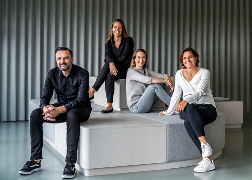 KNSKB+ und Utopia gründen Joint Venture für nachhaltige Kreativität - Florentin Hock, Geschäftsführer Kreation von KNSKB+, Monika Trax, Head of Business Development bei Utopia, Kim Alexandra Notz, Sprecherin der KNSKB+-Geschäftsführung, und Dr. Meike Gebhard, Geschäftsführerin von Utopia, bilden die below1-Führungsriege. (Foto: KNSKB+)