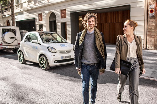 car2go und Scholz & Friends machen Stolz aufs Teilen - car2go fährt ab sofort unter dem neuen Claim 'Proud to share' (Foto: Daimler)