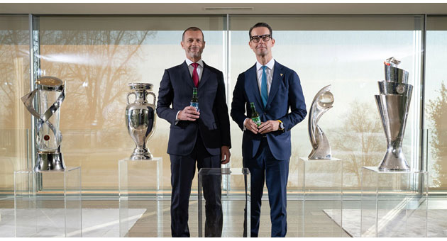 Carlsberg kehrt als globaler Sponsor zur UEFA zurück - (v.l.) UEFA-Präsident Aleksander Čeferin und Carlsberg CEO Jacob Aarup-Anderson geben ihre neue Partnerschaft bekannt – Foto: Kristian Skeie / UEFA