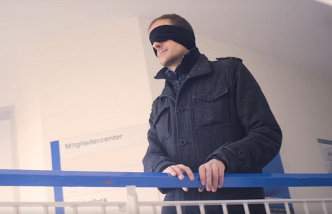 Scholz & Friends und Blindenverband zeigen wirkliche Bird-Box-Challenge - Trotz Augenbinde den Alltag meistern: Die an die Bird-Box-Challenge angelehnte Video-Reihe des Blinden- und Sehbehindertenverbands soll auf die eigentlichen Herausforderungen blinder Menschen aufmerksam machen (Foto: Screenshot YouTube / DBSV)