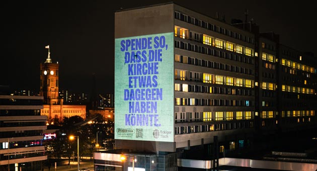"Eine Opfergabe, die tatsächlich den Opfern hilft" - Mit deutlichen Sprüchen will der Verein Eckiger Tisch e.V. mehr Aufmerksamkeit für das Thema sexueller Missbrauch in der katholischen Kirche schaffen – Foto: CMD+B