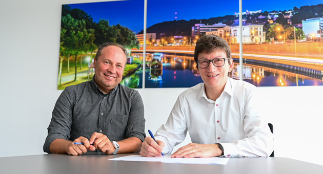 IKK Südwest kürt neue Leadagentur - Cyperfection-Geschäftsführer David Link (l.) und Prof. Dr. Jörg Loth, Vorstand der IKK Südwest, starten die Zusammenarbeit für das Marken- und Kommunikationsmandat - Foto: Cyperfection