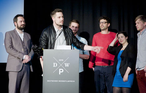 Laudator und Jury-Prsident Niels Alzen mit den Gewinnern des Besten Werbefilms 2015: Dominic Czaja, Geschftsfhrer der Berliner Agentur Dojo, mit seinem Team (v.l.). (Foto: DWA)
