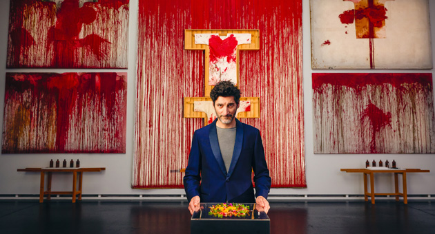Wien Nord Serviceplan tischt für Österreich Werbung auf - Paul Ivic, Küchenchef des Restaurants Tian, präsentiert ein farbenfrohes Gericht im Nitsch Museum Mistelbach - Foto: Österreich Werbung/Laura Vifer; Urheber Gemälde: Hermann Nitsch