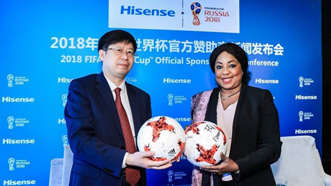 Hisense engagiert sich als Sponsor bei der FIFA WM 2018 - Hisense-Präsident Liu Hongxin und FIFA-Generalsekretärin Fatma Samoura freuen sich auf die künftige Zusammenarbeit – (Foto: FIFA)