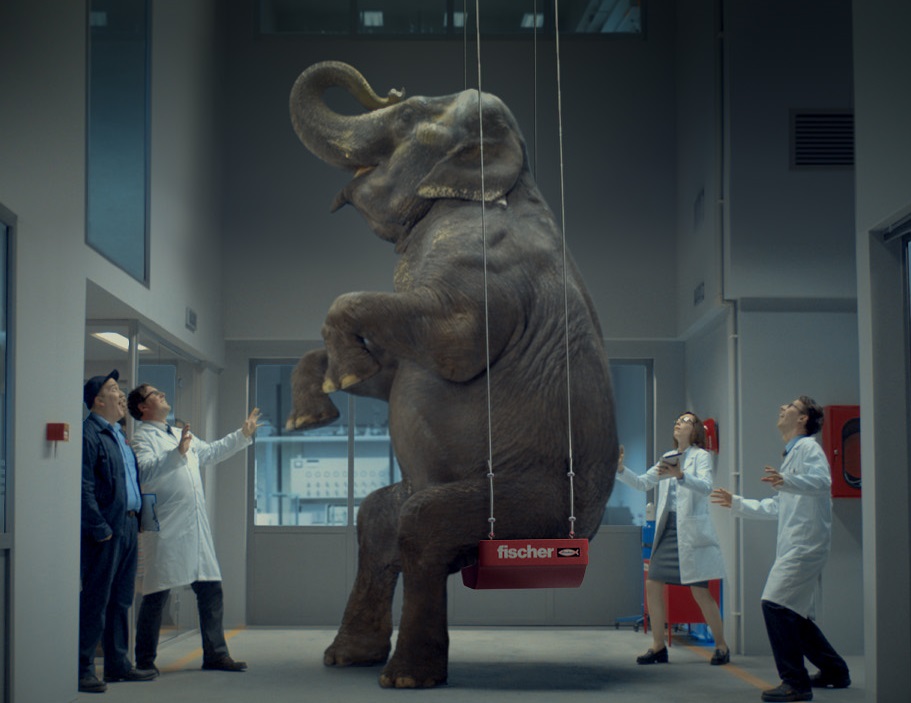 Das Familienunternehmen lsst im neuen TV-Spot einen Elefanten schaukeln (Foto: Scholz & Friends)