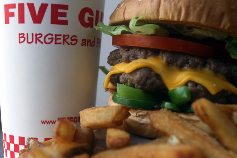 Lewis bewirbt Deutschlandstart der Burgerkette Five Guys - Five Guys setzt auf zurückhaltende Kommunikation - die Produkte sollen für sich sprechen (Foto: Five Guys)