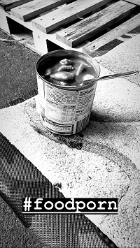 TLGG und fritz-kola sensibilisieren für Obdachlose - Im Rahmen eines Instagram-Takeovers interpretierte ein Berliner Obdachloser beliebte Hashtags neu (Foto: fritz-kola)