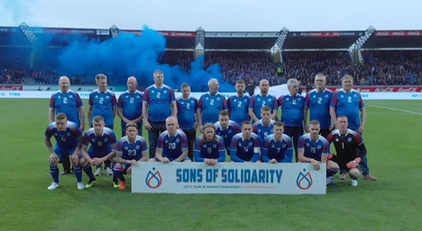 Elf Nationalspieler und elf Parkinson-Patienten stellen sich beim Kick-Off der Kampagne am 7. Juni zum Mannschaftsfoto auf (Foto: Screenshot/Grey)