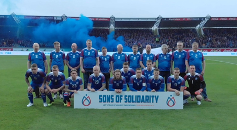 Grey sports und Islands Nationalmannschaft klären über Parkinson auf - Elf Nationalspieler und elf Parkinson-Patienten stellen sich beim Kick-Off der Kampagne am 7. Juni zum Mannschaftsfoto auf (Foto: Screenshot/Grey)