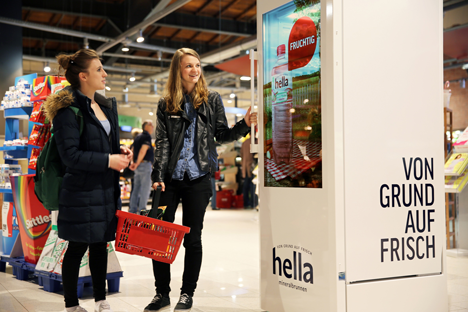 pilot Screentime erfrischt mit Hella am PoS - In neun Hamburger Supermärkten ist die neue PoS-Aktion von Hella zu sehen (Foto: pilot)