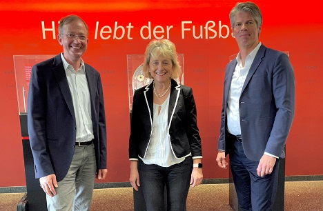 Olympia-Verlag übernimmt Digitalvermarkter Quarter Media - (v.l.) Tibor Gaddum (Quarter Media), Bärbel Schnell (Olympia-Verlag) und Oliver Lessing (Quarter Media) - Foto: kicker