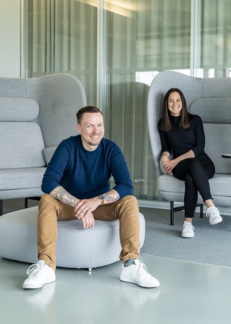 Die beiden Kreativen Katrin Stanek und Arne Sehm sind durch ihre gemeinsame Zeit bei Grabarz & Partner bereits ein eingespieltes Team. (Foto: KNSK) 