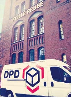 Kolle Rebbe fährt mit DPD-Paketauto vor -