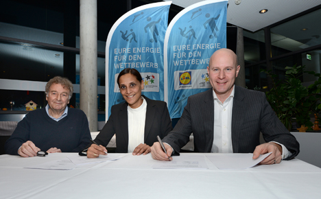 Lidl unterstützt 'Jugend trainiert für Olympia' - v.l. Karl Weinmann, Stellvertretender Vorstandschef der Deutschen Schulsportstiftung (Finanzen), Anita Wälz, GF Unternehmenskommunikation von Lidl Deutschland und Christian Breuer, Vorstandsvorsitzender der Deutschen Schulsportstiftung (Foto: Lidl)