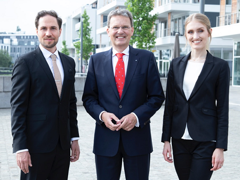 Der bisherige Alleingesellschafter Prof. Dr. Guido Quelle (Mitte) sowier Fabian und Linda Vollberg (Foto: Mandat)