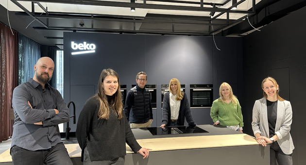 Beko Grundig will Sichtbarkeit ausbauen - (v.l.) Das markenzeichen-Team Thomas Kochwasser, Victoria Fink und Max Bimboese mit Jessica Schnabel von Beko Grundig sowie Anne Weckler und Anna-Lena Schäfer von markenzeichen - Foto: markenzeichen
