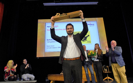Neptun Award: Scholz & Friends räumt mit Opel-Kampagne 'Umparken im Kopf' ab - Niels Alzen, Vorstand und CCO Scholz & Friends, feiert mit der Opel-Kampagne 'Umparken im Kopf' einen Doppelsieg beim Neptun Award