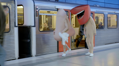 Novartis engagiert Edelman und Saatchi & Saatchi für Otriven - PR-Kampagne: Otriven-Nase und Mund in der Hamburger S-Bahn; Foto: Novartis