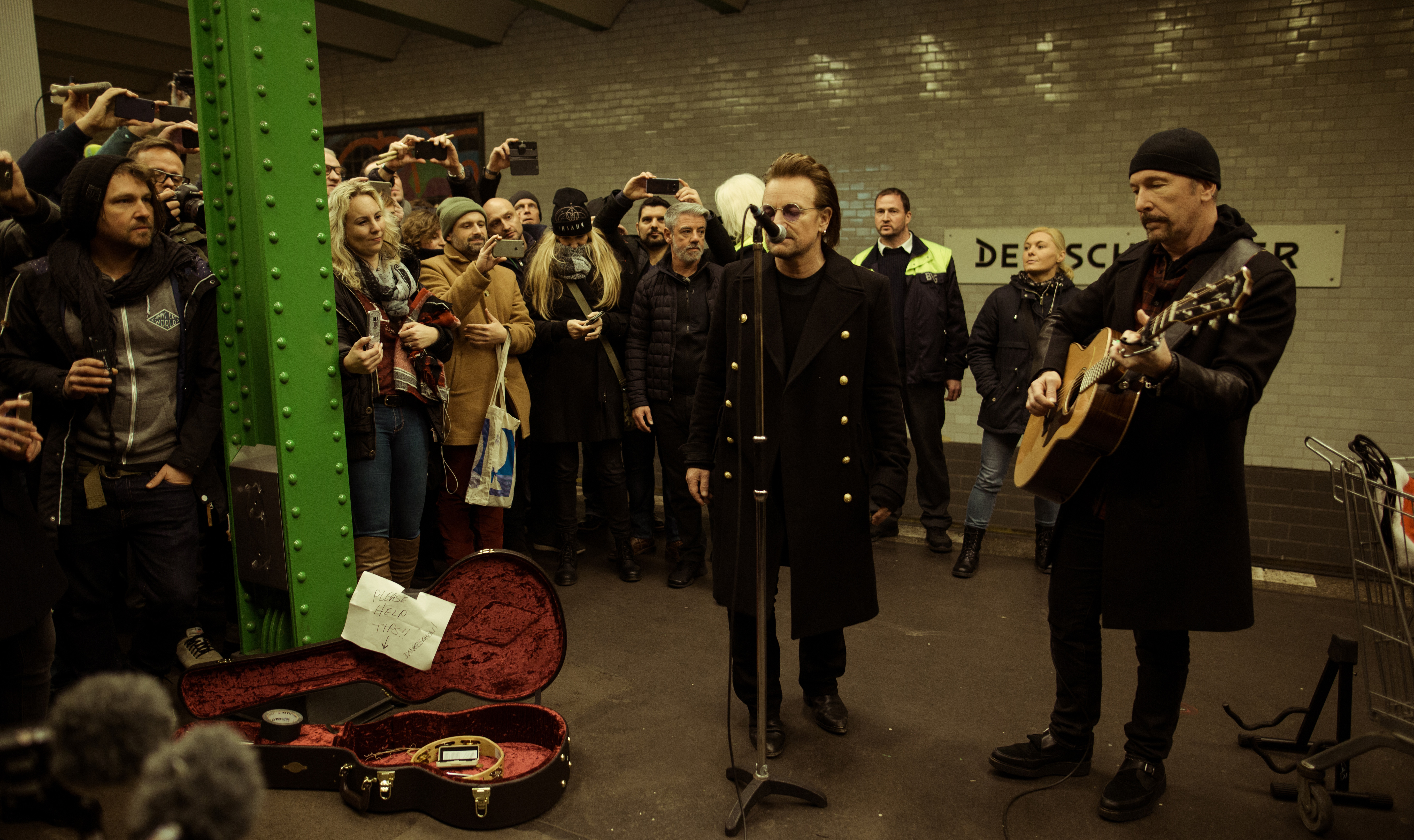 Unplugged im Underground: U2 in der BVG-Station Deutsche Oper (Bild: Philipp Gladsome/BVG)