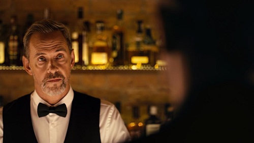 Ogilvy & Mather verpasst Radeberger Pilsner einen neuen Anstrich - Der Barkeeper aus dem Radeberger-Spot unterzieht den Protagonisten einer "Reifeprüfung" (Foto: Radeberger Brauereigruppe)