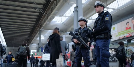 Die erste Folge der Serie begleitet Bundespolizistin Jamie bei ihrer Schicht am Mnchner Hauptbahnhof (Foto: Screenshot YouTube)