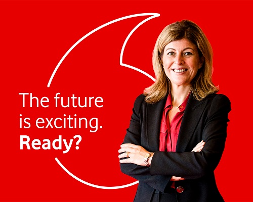 Serpil Timuray, Vodafone Group Chief Commercial Operations und Strategy Officer, stellt das neue Logo und den neuen Slogan von Vodafone vor (Foto: Vodafone)