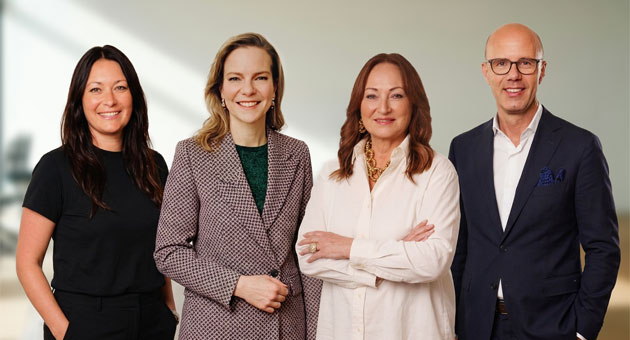 Sheconomy stellt Führungsteam neu auf - Von links: Commercial Director Nathalie Schwarz, ab Herbst 2026 Publishing Director & Editor-in Chief Lara Gonschorowski, Chief Growth, Commercial & Finance Officer Boris Recsey und CEO Kristin Hanusch-Linser – Fotos: Amelie Niederbuchner, Nicolas White/ Collage: KI-generiert