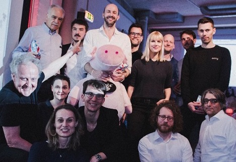 International Strategy Slam: Hattrick für Österreich - Hintere Reihe von links: Gregor Rosenbauer (Slammer D), Maik Hofmann (Slammer D), Gewinner André Felkner (Slammer A), Christian Kumar-Meier (Slammer CH), Franziska Luh (Slammer D), Knut Riedel (Vorstand APG Deutschland), Philipp Brunner (Slammer CH), Henrik Zapp (Slammer A); Mittlere Reihe von links: Leopold Ziereis (Vorstand Strategie Austria), Anne Langer (Vorstand APG Switzerland), Rainer Bühler (APG Switzerland), Gordon Nemitz (Vorstand APG Switzerland), Marco Casile (Vorstand APG Switzerland); Ganz vorne: Sonja Prem (Vorstand Strategie Austria) <Foto: Selina Meier>