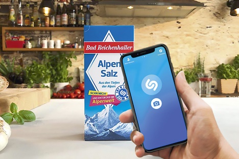 taste! und Bad Reichenhaller nehmen Kunden über Augmented Reality mit in die Alpen - Mit taste! und Bad Reichenhaller lassen sich virtuelle Entdeckungen machen (Foto: Bad Reichenhaller)