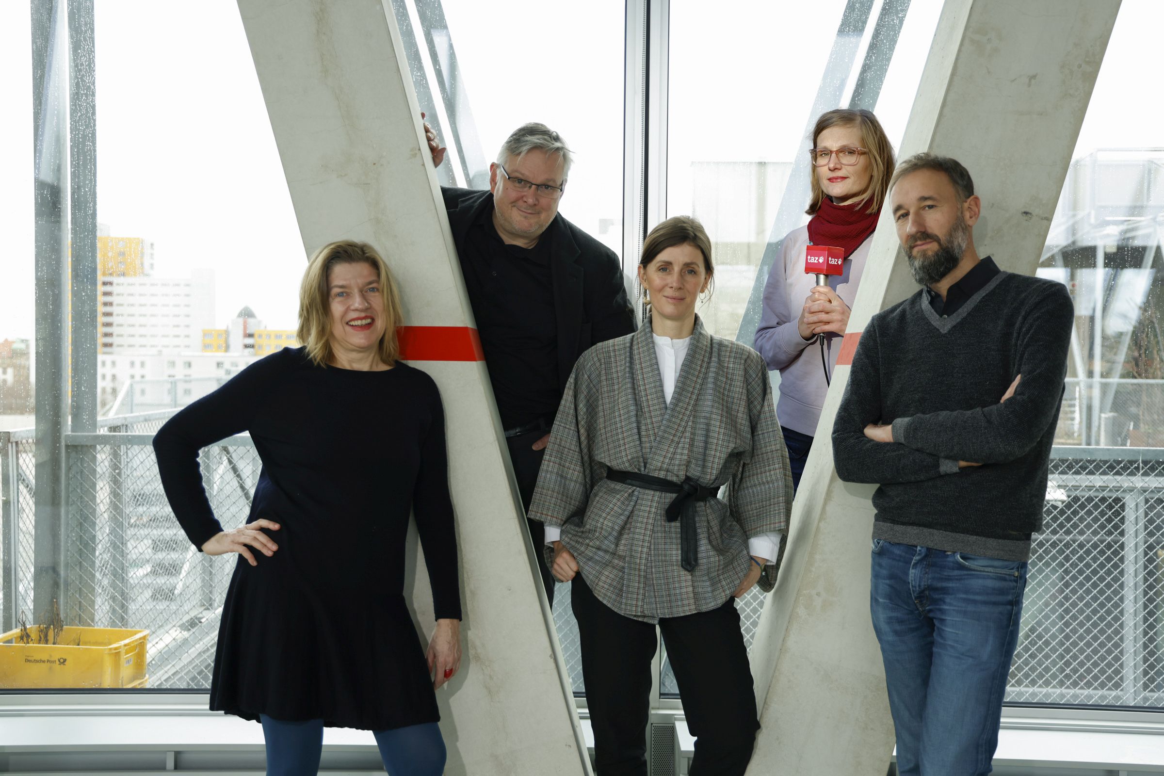 Bilden den neuen 'Taz'-Vorstand: (v.l.) Anja Mierel, Pascal Beucker, Aline Lllmann, Anne Fromm und Andreas Marggraf - Foto: Anja Weber