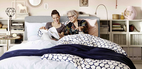 Im Ikea-Spot zum Thema Wohlfhlen will eine Oma die Wohnung ihrer Enkelin nicht mehr verlassen (Foto: thjnk)