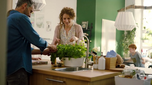 thjnk inszeniert Ikea-Küchen zum Katalog-Start - Ikea wirbt mit einem TV-Spot für seine Küchen (Foto: thjnk)