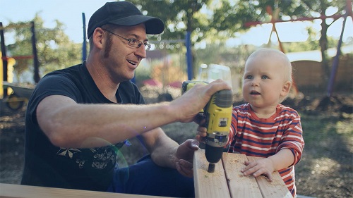 toom Baumarkt und Scholz & Friends erneuern Kita-Spielplatz - Eltern, Erzieher und Kinder möbeln gemeinsam mit toom Baumarkt ihre Kita auf (Foto: Scholz & Friends)