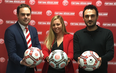 Uhlsport löst Puma als Ausrüster bei Fortuna Düsseldorf ab - v.l. Vertragspartner Robert Schäfer (Vorstandsvorsitzender Fortuna Düsseldorf), Melanie Steinhilber (Geschäftsführerin uhlsport GmbH) und Andreas Geser (Sponsoring Manager uhlsport GmbH); (Foto: uhlsport)