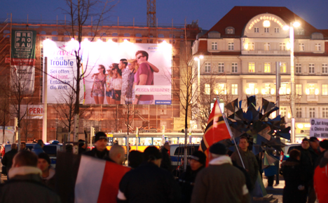 Am 7. Mrz startete Unister mit der Enthllung eines Plakats auf der Legida-Demo seine Kampagne fr Tolerantz und Weltoffenheit ( UNISTER/Benjamin Bodnar)