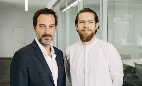 thjnk Berlin hebt mit Austrian Airlines ab - Stefan Schulte (Geschäftsführer Kreation, l.) und Hendrik Heine (Geschäftsführer Beratung) vermelden Neugeschäft für das Berliner thjnk-Team (Foto: thjnk / Chris Noltekuhlmann)