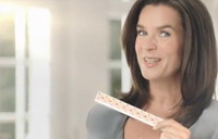 Katarina Witt macht für Publicis den Garnier-Faltentest -