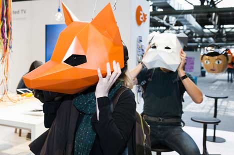 Hinter den Masken tauchen die Besucher des ZDF-Messestandes in die virtuelle Realitt ab (Foto: ZDF/ Jule Roehr)
